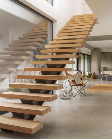 détail escaliers intérieur de maison écologique