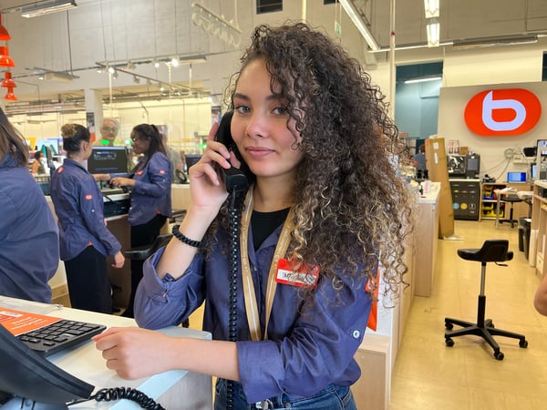 Marion, Conseillère Service Client du magasin Boulanger Sainte-Geneviève-des-Bois ZAC de la Croix Blanche.