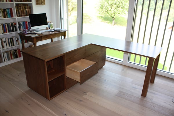 Nussbaum-Schreibtisch