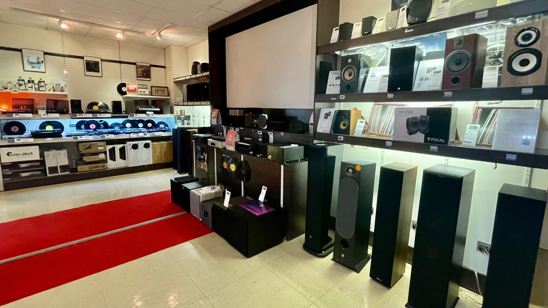 Intérieur de l'auditorium de votre magasin Boulanger Saint-Nazaire - Trignac avec vidéos projecteurs, colonnes, ampli, et platines vinyles
