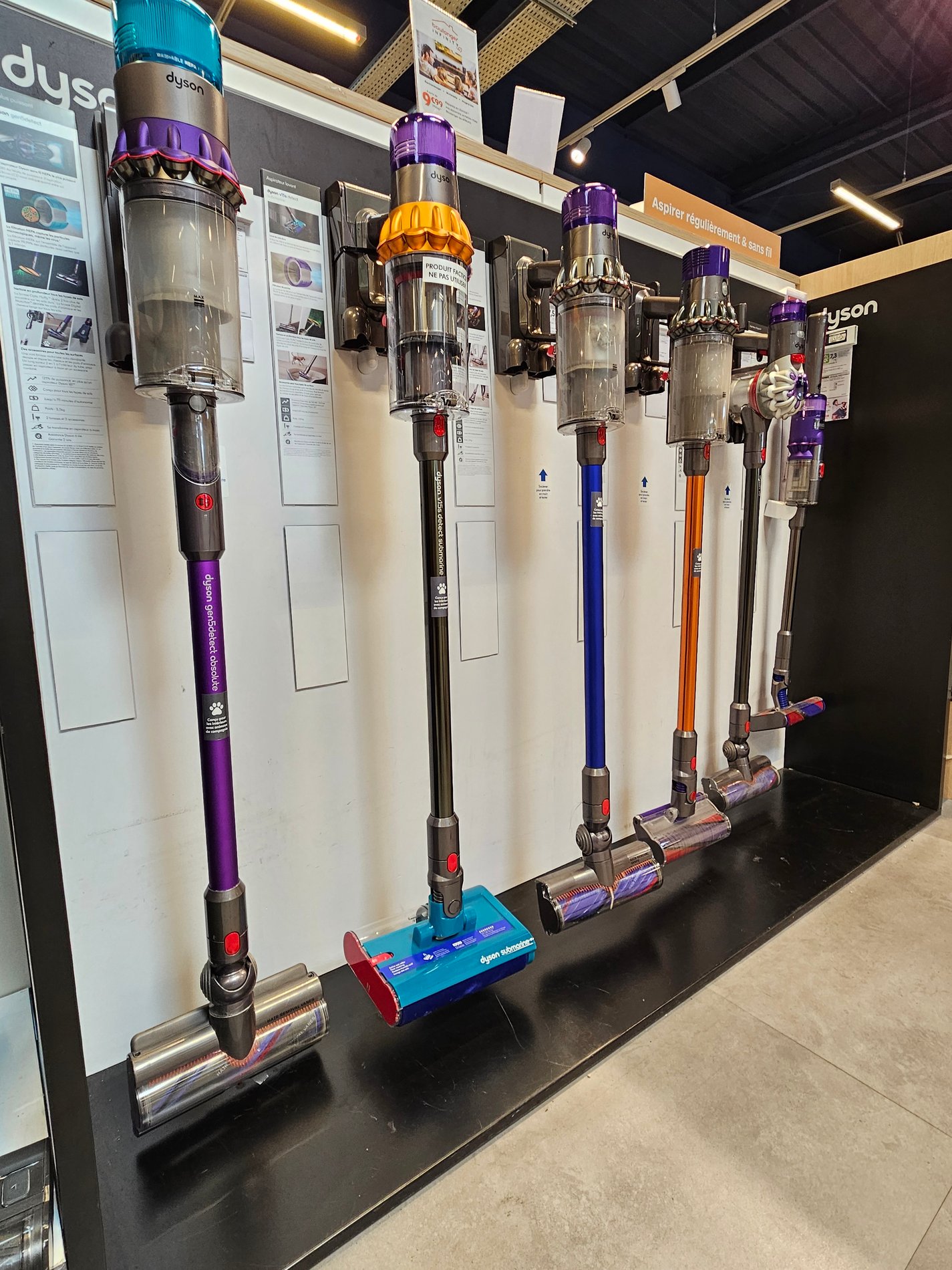 Découvrez la sélection Dyson chez Boulanger Alès : aspirateurs V15 Detect et Cyclone V10, ventilateurs Pure Cool, purificateurs d'air Pure Hot+Cool, sèche-cheveux Supersonic, et lisseurs Corrale pour une expérience de qualité supérieure.
