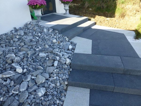 Treppenaufgang mit seitlichem Steingarten  von garbatec ag in Beringen