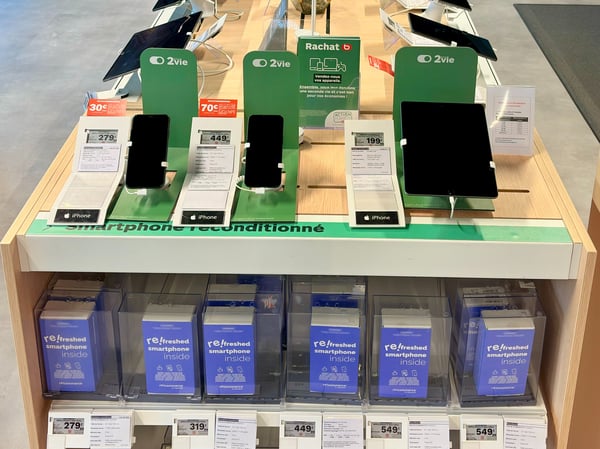 Rayon produits multimédia reconditionnés au Boulanger Paris Montparnasse