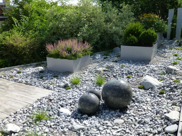 Steingarten mit verspielten Elementen  von garbatec ag in Beringen