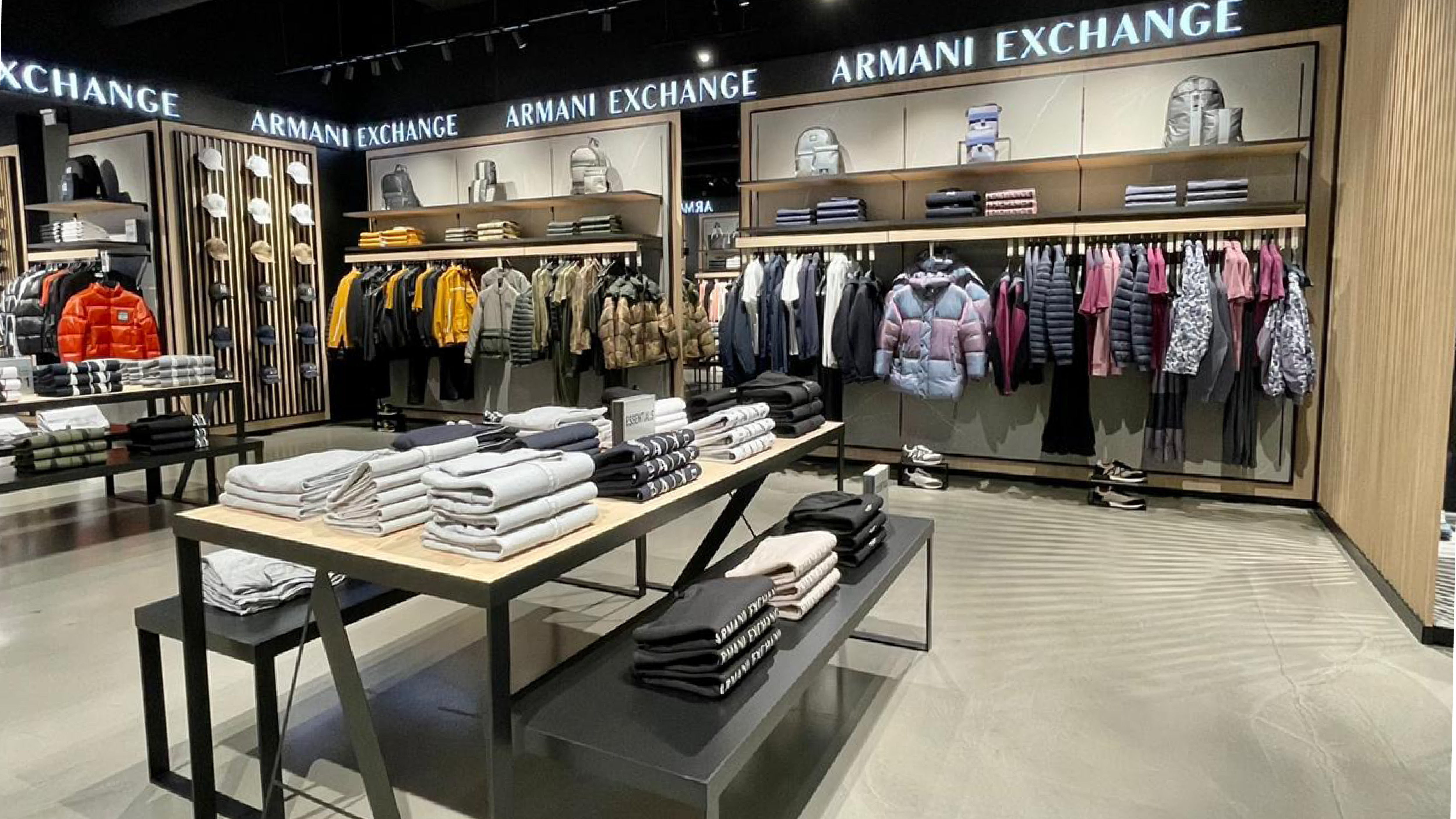 Top 35+ imagen armani exchange clothing store