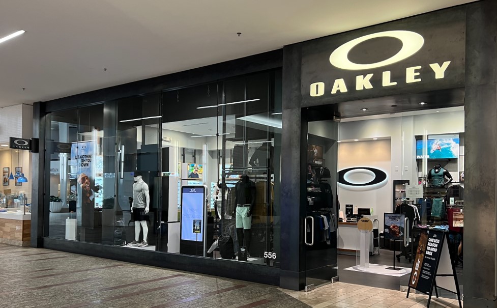 gift tyngdekraft nabo Oakley Store in 556 Southcenter Mall Seattle, WA | Men's & Women's  Sunglasses, Goggles, & Apparel