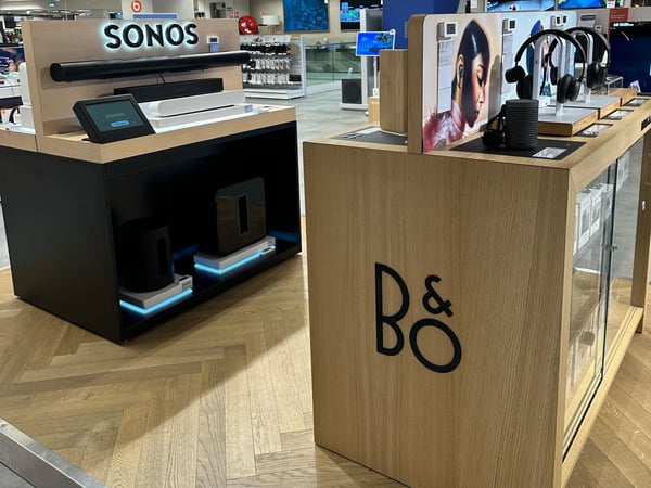 Tables Bang & Olufsen et Sonos avec écouteurs, enceintes et casques audio Boulanger Paris Passy