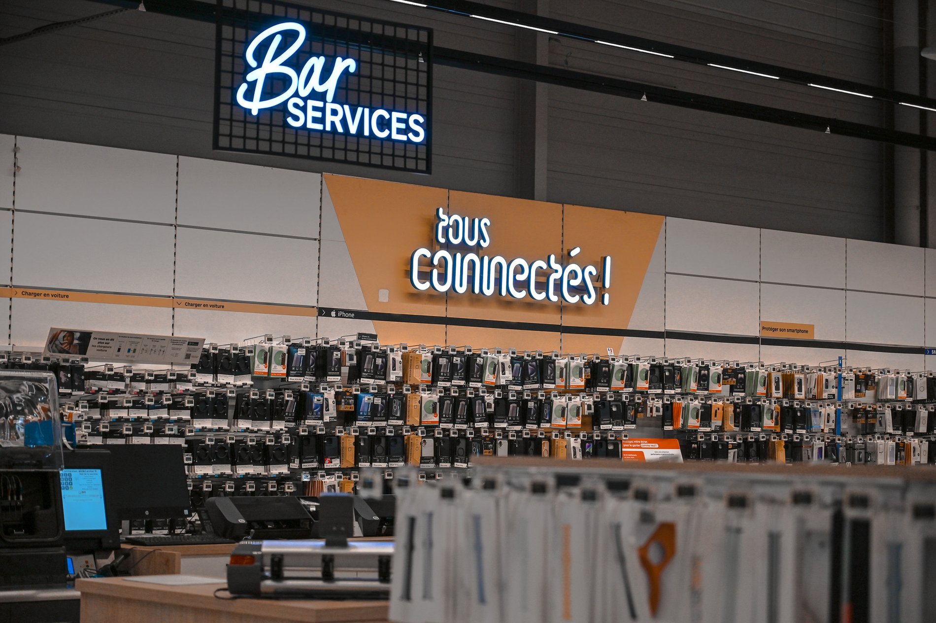 Bar à services pour pose de protection sur mesure smartphone Boulanger Toulon - La Garde