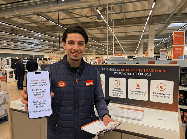 Ibrahim vendeur chez Boulanger Aubagne présentant le Club Infinity Smartphone
