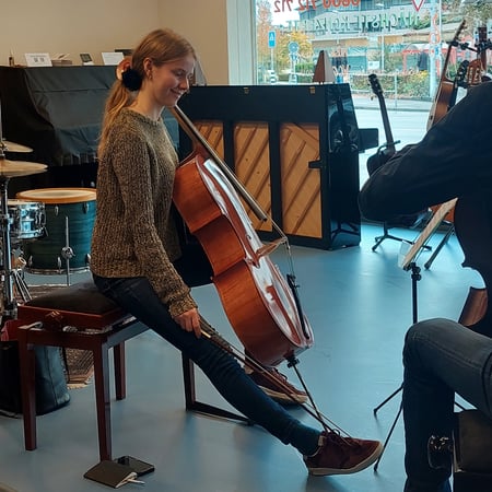 Mirjam Vogel, die Cello Unterricht bei ArtsCademia in Bern und Ostermundigen gibt