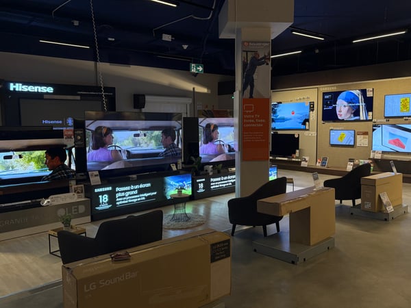La zone d'expérience avec les télévisions de marque Samsung, LG, TCL dans le magasin Boulanger Villebon