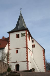 Die Kirche in Höchst i. Odw. gehört zum Gebäudekomplex des ehemaligen Klosters. Sie steht auf einer kleinen Anhöhe, dem Kirchberg, im Zentrum von Höchst. Der Turm stammt von der alten romanischen Klosterkirche. Das Kirchenschiff war zur Zeit, als die Reformation im Odenwald Einzug hielt, abgebrannt und verfallen. In den Jahren 1566-68 wurde an ihrer Stelle eine neue Kirche errichtet. Aus älterer Zeit stammen noch einige Grabplatten und Inschriften sowie die kleinste der drei Glocken.

Die Höchster Pfarrkirche ist die älteste, als evangelisches Gotteshaus gebaute Kirche im Odenwald, möglicherweise sogar von ganz Hessen.
