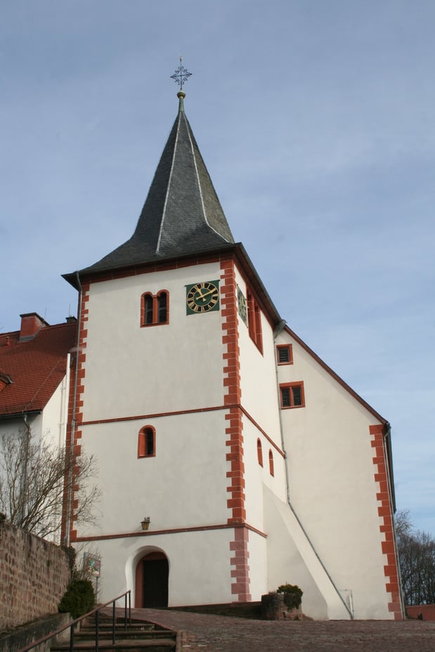 Die Kirche in Höchst i. Odw. gehört zum Gebäudekomplex des ehemaligen Klosters. Sie steht auf einer kleinen Anhöhe, dem Kirchberg, im Zentrum von Höchst. Der Turm stammt von der alten romanischen Klosterkirche. Das Kirchenschiff war zur Zeit, als die Reformation im Odenwald Einzug hielt, abgebrannt und verfallen. In den Jahren 1566-68 wurde an ihrer Stelle eine neue Kirche errichtet. Aus älterer Zeit stammen noch einige Grabplatten und Inschriften sowie die kleinste der drei Glocken.

Die Höchster Pfarrkirche ist die älteste, als evangelisches Gotteshaus gebaute Kirche im Odenwald, möglicherweise sogar von ganz Hessen.