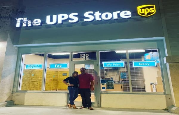 how much money does ups store make a hour