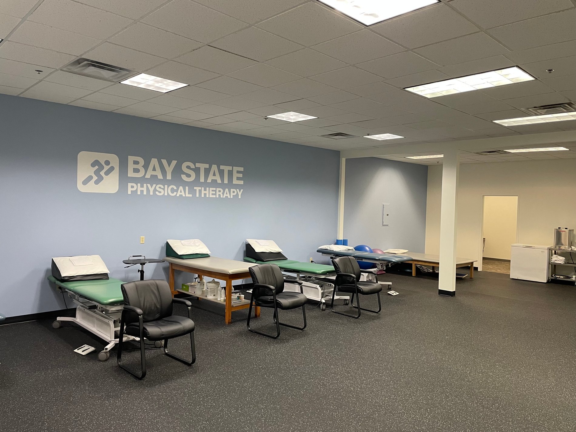 RI-EastGreenwich-BSPT inside patient care area with PT tables.