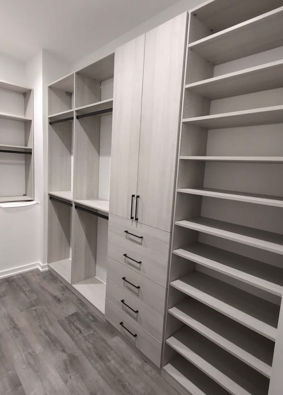 Walk-in closet with Grigio finish
