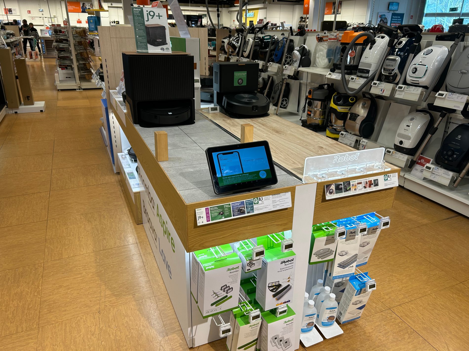 Espace de démo de la marque IRobot au magasin de Grenoble-St-Egrève