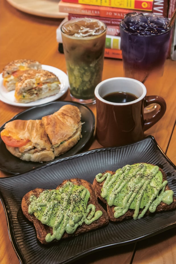 アボカドトースト＄11やチキンクロワッサン＄11など