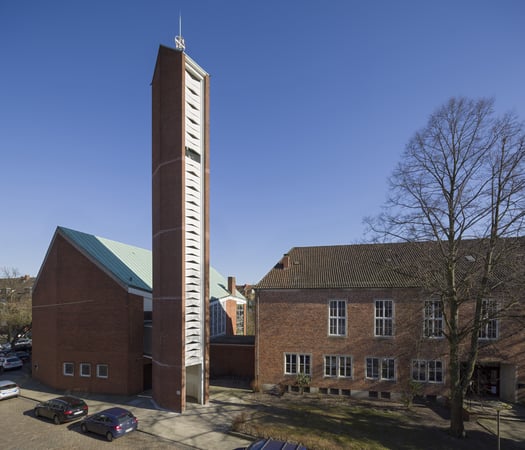 Modernes Kirchengebäude mit hohem Glockenturm.