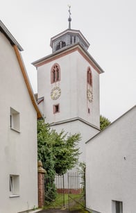 „Lautemann, ach Lautemann, was hat dir Stamm getan?“ So beginnt die Inschrift auf dem sogenannten „Mordstein“ aus dem Jahr 1752, der im Turm der evangelischen Kirche Messel steht. Der Stein erinnert an eine Jagdauseinandersetzung, die tödlich endete. Der achtzehnjährige Christian Stamm wurde von Johann Heinrich Lautemann, dem höchsten Jagdbeamten der Hanauer Grafen, erschossen. Als Erinnerung an die herrschaftliche Ungerechtigkeit und widerfahrenes Leid ließ der Vater Johann Georg Stamm einen Gedenkstein für seinen Sohn errichten. Darauf verweist er ausführlich auf die Todesumstände und die Schuld des Jägers.