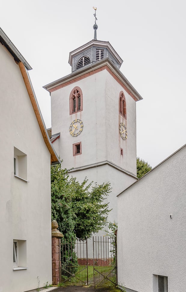 „Lautemann, ach Lautemann, was hat dir Stamm getan?“ So beginnt die Inschrift auf dem sogenannten „Mordstein“ aus dem Jahr 1752, der im Turm der evangelischen Kirche Messel steht. Der Stein erinnert an eine Jagdauseinandersetzung, die tödlich endete. Der achtzehnjährige Christian Stamm wurde von Johann Heinrich Lautemann, dem höchsten Jagdbeamten der Hanauer Grafen, erschossen. Als Erinnerung an die herrschaftliche Ungerechtigkeit und widerfahrenes Leid ließ der Vater Johann Georg Stamm einen Gedenkstein für seinen Sohn errichten. Darauf verweist er ausführlich auf die Todesumstände und die Schuld des Jägers.