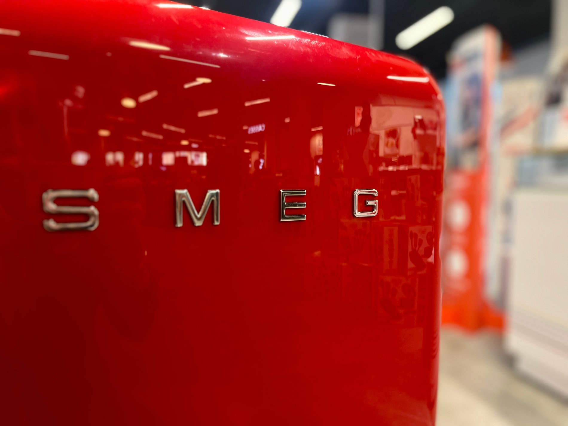 Frigo et logo SMEG au sein du magasin Boulanger Aix-en-Provence proche de pertuis, Salon de provence, Puyricard, Aix les milles, Venelles et Eguilles.