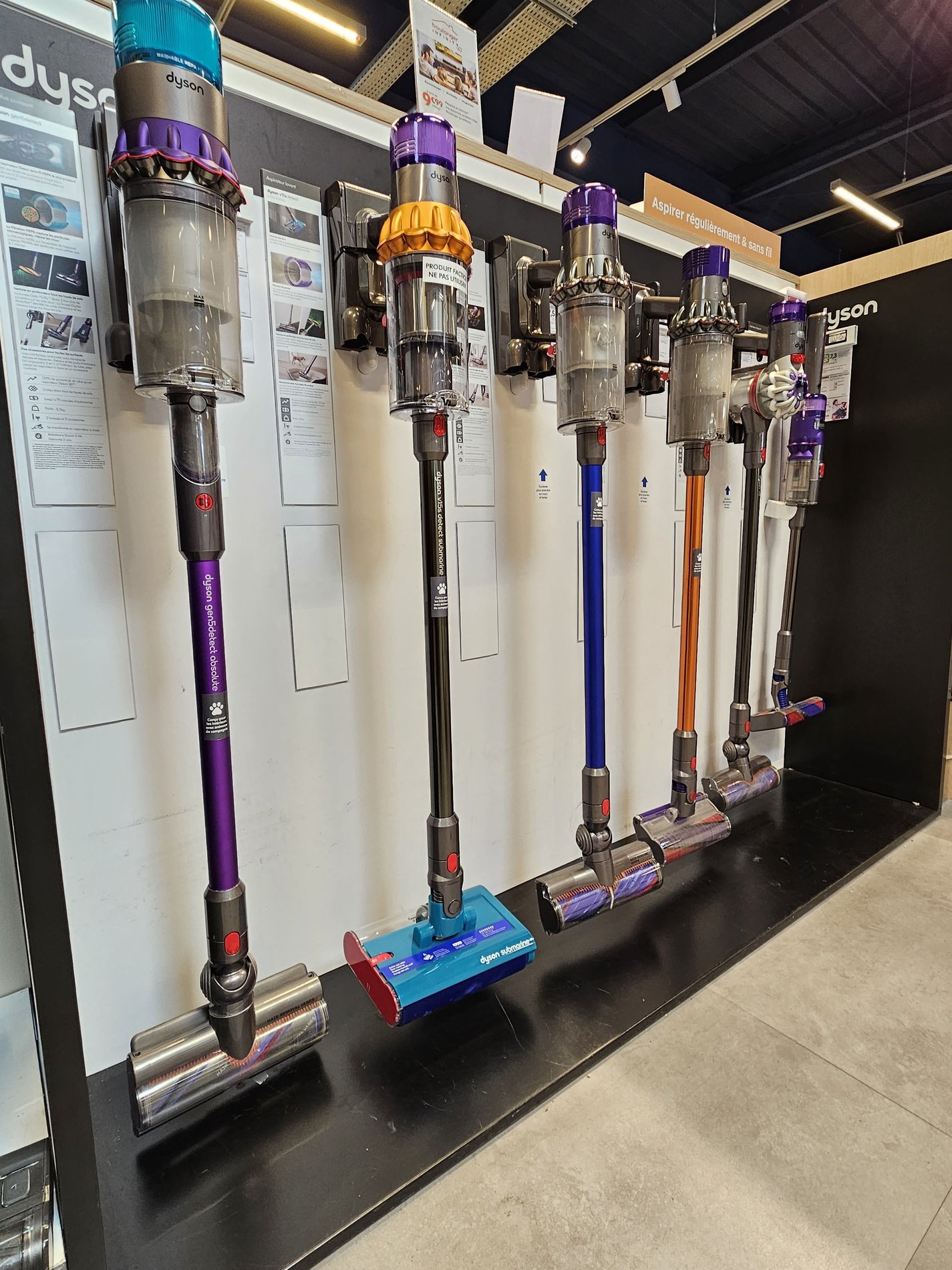 Découvrez la sélection Dyson chez Boulanger Alès : aspirateurs V15 Detect et Cyclone V10, ventilateurs Pure Cool, purificateurs d'air Pure Hot+Cool, sèche-cheveux Supersonic, et lisseurs Corrale pour une expérience de qualité supérieure.