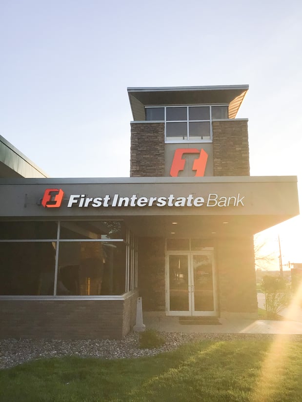 Exterior image of First Interstate Bank in Altoona, IA.
