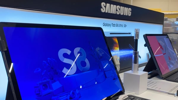 Tablette Samsung Galaxy Tab S8, S8+ disponibles dans votre magasin Boulanger Vichy. Des écrans avec une résolution optimale et des capacités de stockage extrêmes. Une mémoire vive de 8Go afin de profiter pleinement de vos navigations internet ou vidéos. Ces tablettes pourrons vous suivre toute la journée avec une autonomie allant jusqu'à 14 heures !