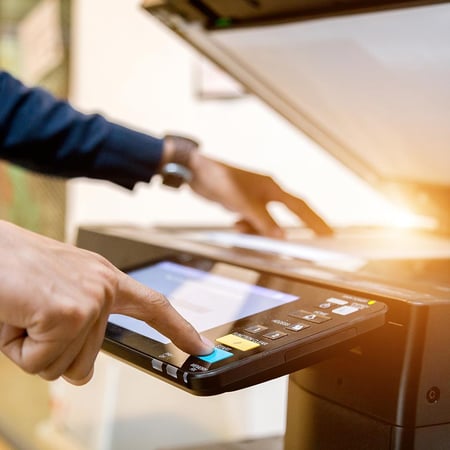 Un uomo d'affari che scansiona un documento importante presso l'UPS Store