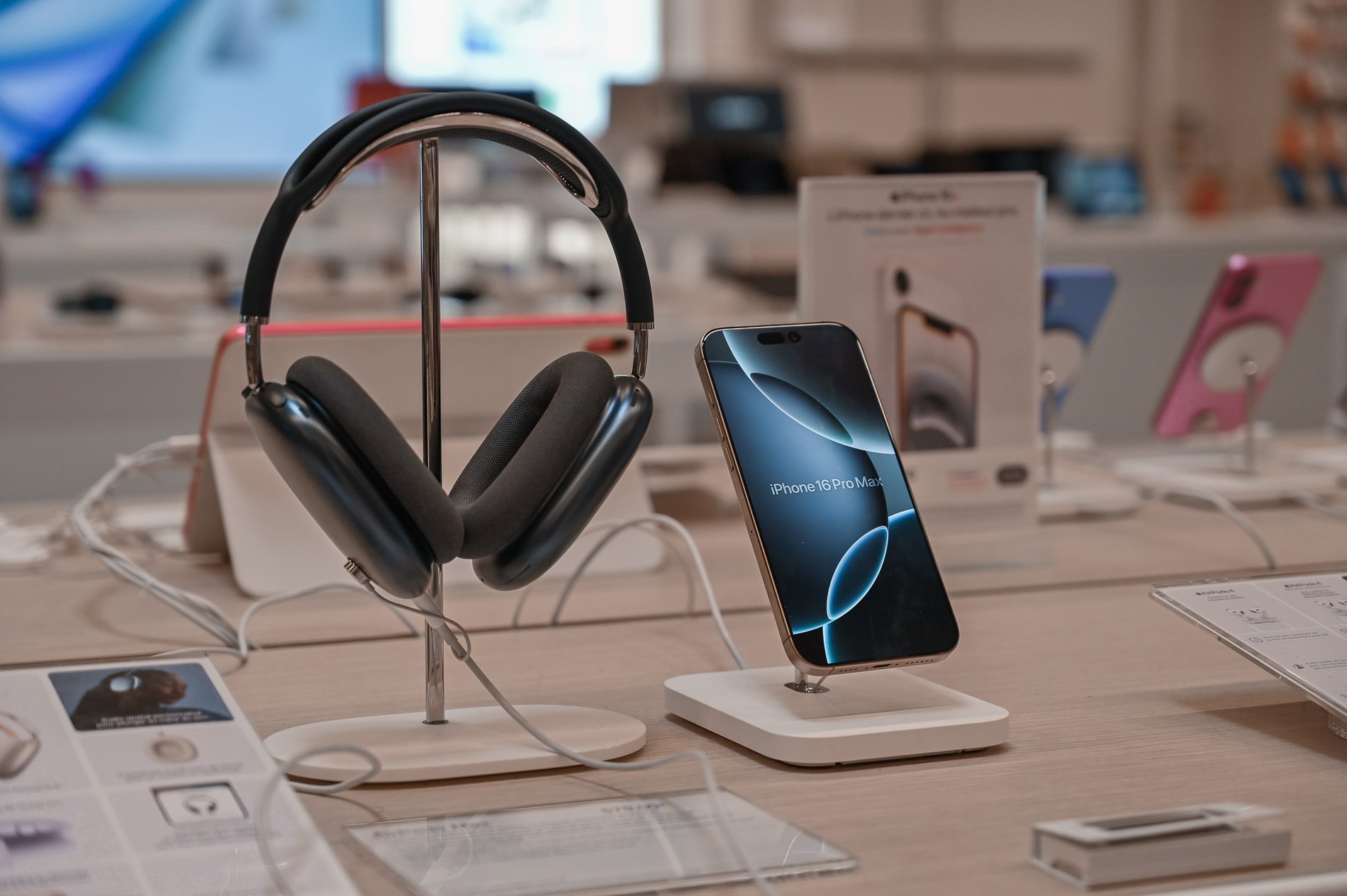 AirPods Max et iPhone 16 Pro Boulanger Toulon - La Garde