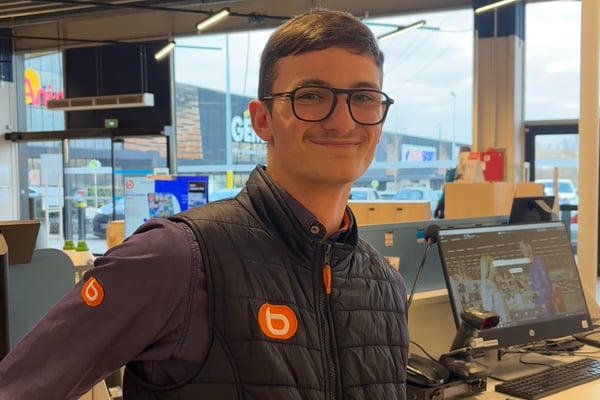 Yoan, conseiller services clients chez Boulanger Villebon