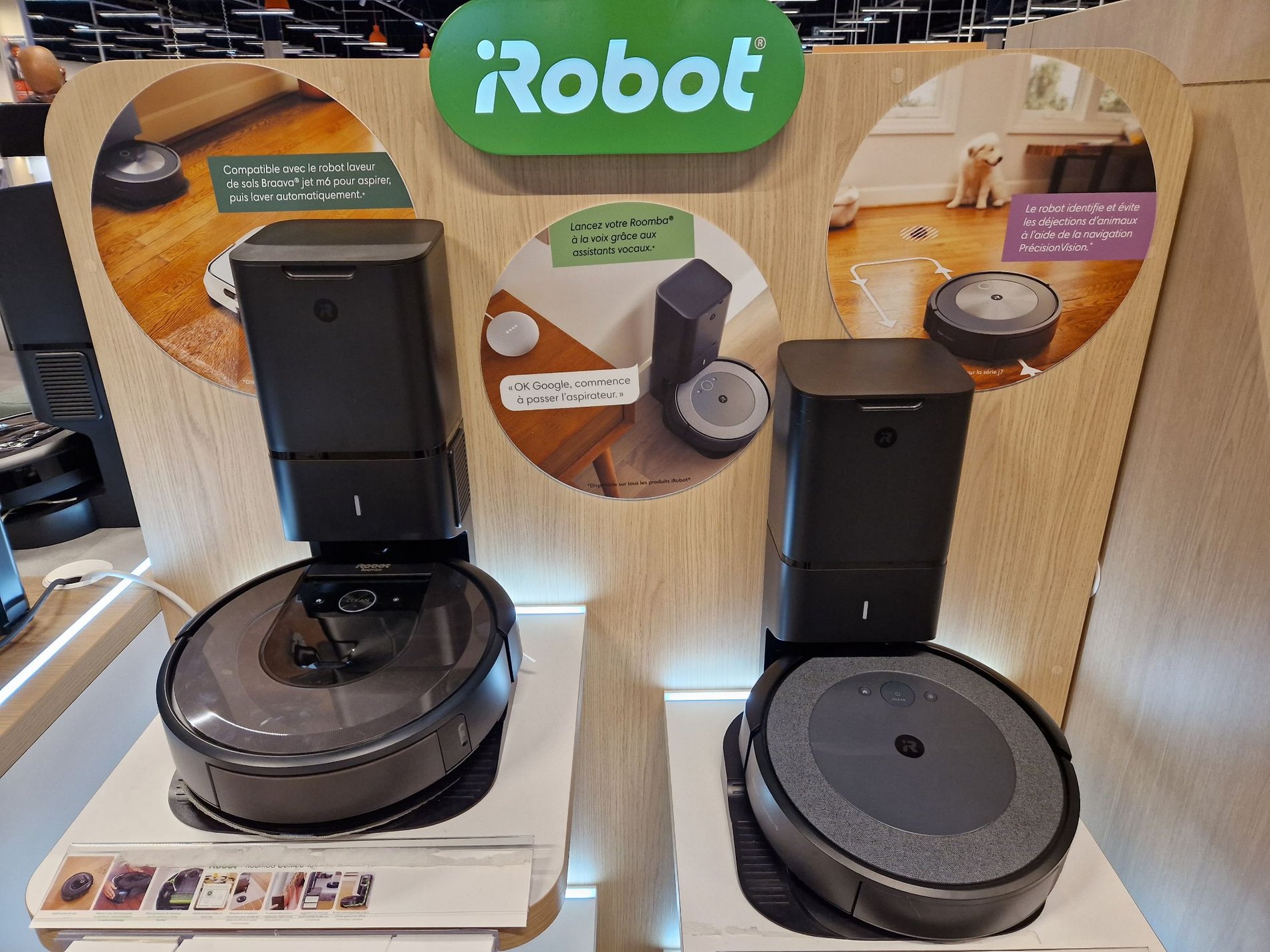 Présentoir Aspirateur IRobot du magasin Boulanger Lognes