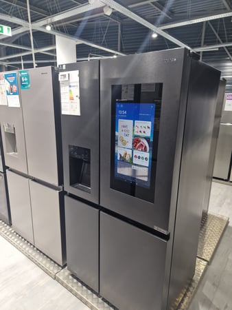 Réfrigérateur américain Hisense équipé d'une tablette visible dans votre magasin Boulanger Montmorot !