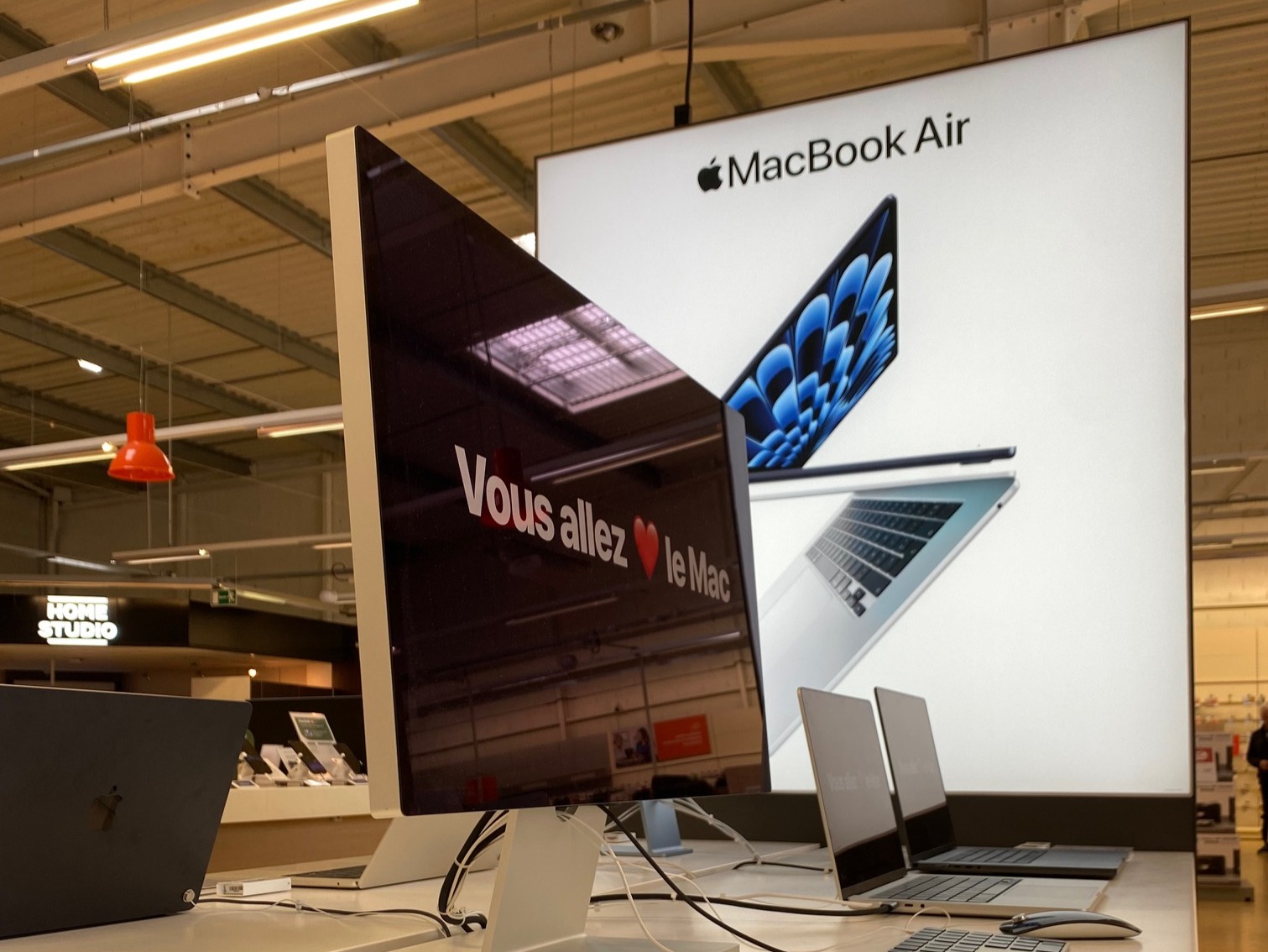 Table Apple, photo des MacBook Pro et d'un iMac en fond avec avec la puce M3