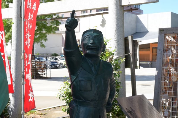 亀有香取神社の境内にある両さん像　©秋本治・アトリエびーだま／集英社