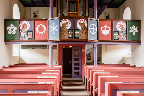 Nach einer misslungenen Innenrenovierung in dieser Zeit wurde bei einer zweiten Innenrenovierung 1980 die ursprüngliche Gestaltung der Kirche wiederhergestellt: die farbenfrohe Kassettendecke, die ungewöhnliche Darstellung der vier Evangelisten auf der Brüstung der Empore und die eigenwillig bemalte Kanzel. Lediglich die übertünchten Gemälde an der Stirnseite auf beiden Seiten des Altars – Sämann und Schnitterin – wurden wegen des hohen finanziellen Aufwands nicht wieder freigelegt. Ein Blick in das von außen recht unscheinbar wirkende Kirchlein lohnt, denn die innere Ausgestaltung sorgt für einige Überraschungen.