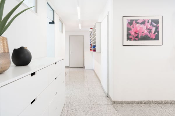 Les espaces de circulation de la clinique dentaire Ardentis Sion Duroux sont lumineux, modernes et pensés pour offrir un parcours agréable à chaque patient
