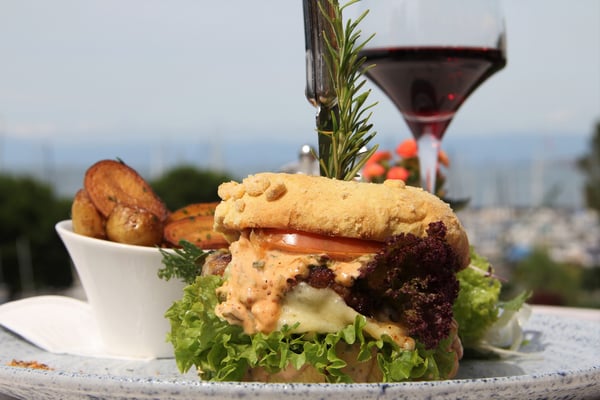 The Garden on the Lake (Bon Rivage) - burger avec vue