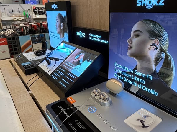 Boulanger Fenouillet Stand Shokz avec écouteur sans fil a conduction osseuse et aérienne