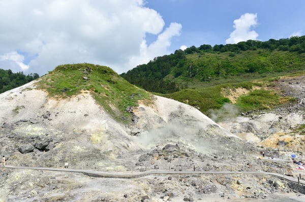 玉川温泉の源泉・大噴付近は草木の生えない荒涼とした大地が広がる