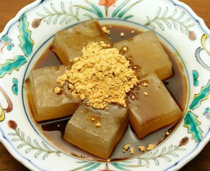 少し冷やして味わうとよりおいしく感じられる「わらび餅」