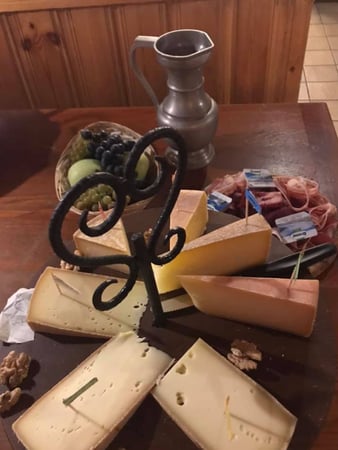 assortiment de fromage pour la brisolée - à la Taverne Evolénarde - Métrailler Fabrice