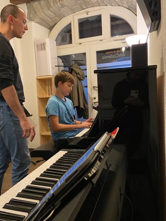 Cours de piano pour les enfants à l'école de Musique ArtsCademia de Lutry