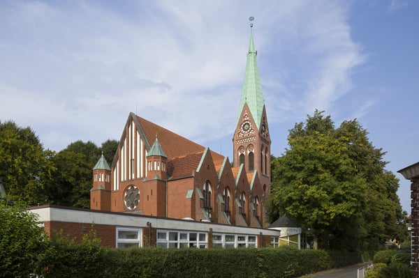 Ein Kirchengebäude aus Backstein mit einem Kirchturm.