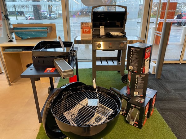 Mise en avant de nos barbecue gaz et charbon ainsi que nos plancha de la marque Weber, Forge Adour, essentielB,  à l'entrée de votre magasin Boulanger Bourg-en-Bresse.
