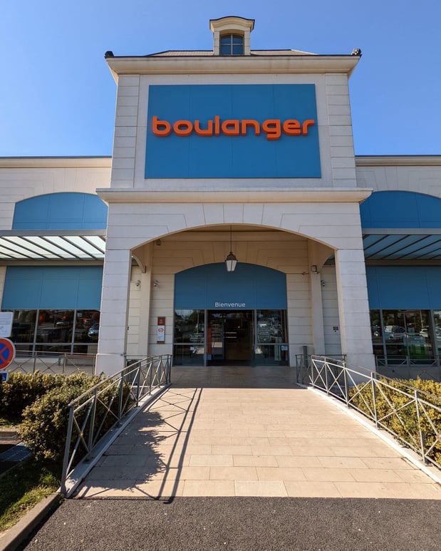 Entrée du magasin Boulanger Plaisir Les-Clayes-Sous-Bois