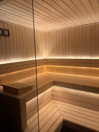 ✨ Sauna de luxe en Suisse ✨ Plongez dans une expérience de bien-être absolu avec ce sauna au design épuré, réalisé avec des matériaux nobles et des finitions d’exception. La chaleur douce et la lumière tamisée créent une atmosphère apaisante.