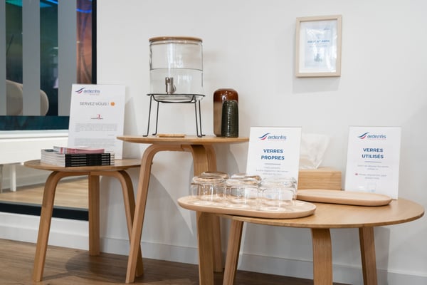 La clinique dentaire Ardentis met à disposition un espace de convivialité avec boissons afin d'offrir un accueil chaleureux et confortable à ses patients.