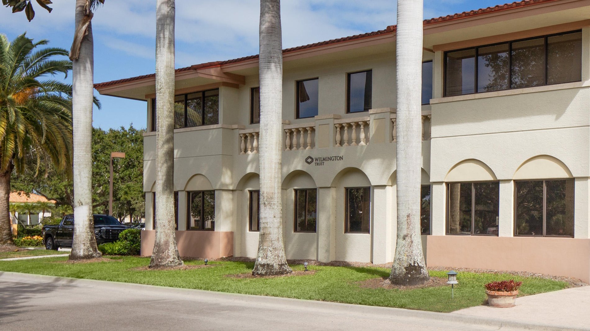 Front of the Wilmington Trust office in Stuart, FL.